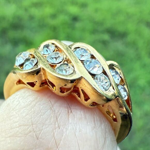 WOMEN’S GOLD TONE STATEMENT RING– CRYSTAL ACCENTS – SIZE 7 – NEIMAN MARCUS STYLE - Picture 17 of 17